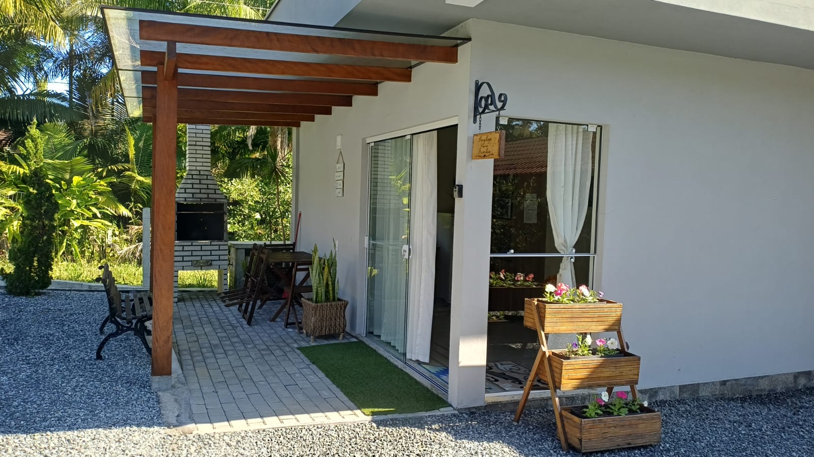 Varanda com pergolado e brinquedos infantis na área externa